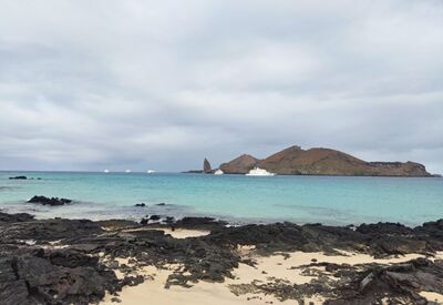 Unser Charterschiff Coral zwei vor der Insel Bartholomé mit dem bekannten Pinnacle Rock.