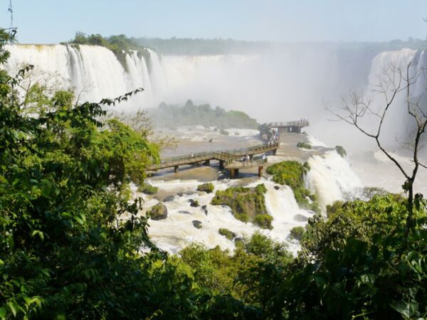 Die weltberühmten Iguazú-Fälle im Dreiländereck sind ein einziges Naturspektakel