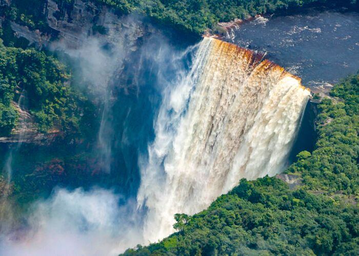 Einer der höchsten Wasserfälle Lateinamerikas fällt hier über 226 m in die Tiefe.