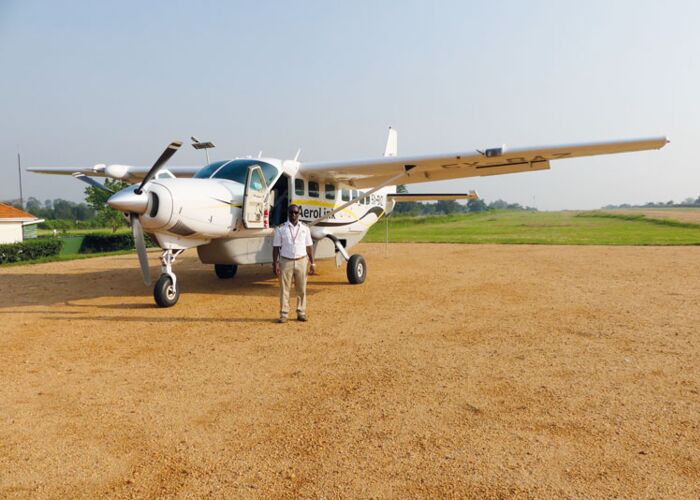 Mit der Chessna fliegt die Gruppe in den Bwindi Nationalpark zur Gorillabeobachtung