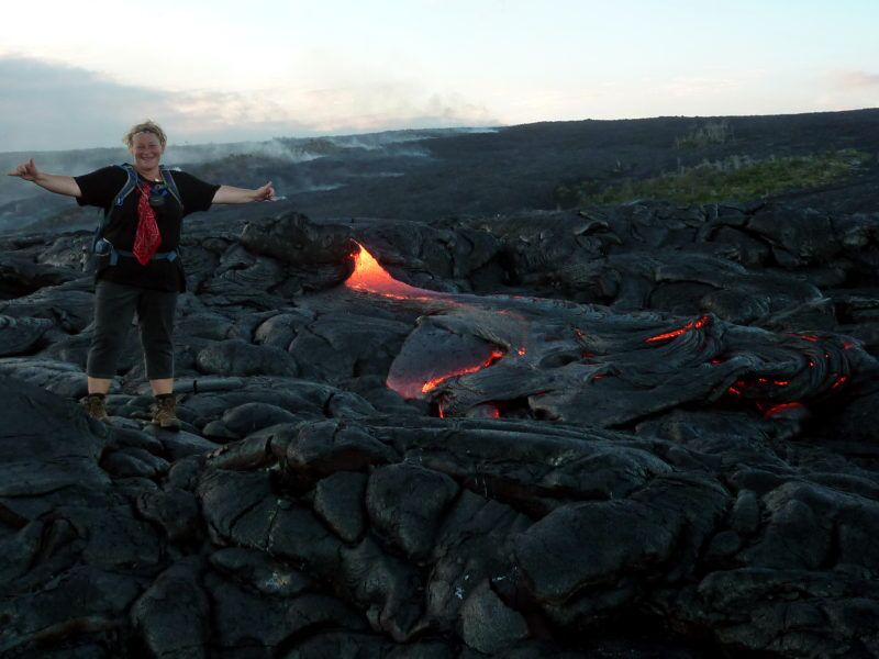 Während einer Lavawanderung auf Hawaii erleben wir heisse Lavafelder