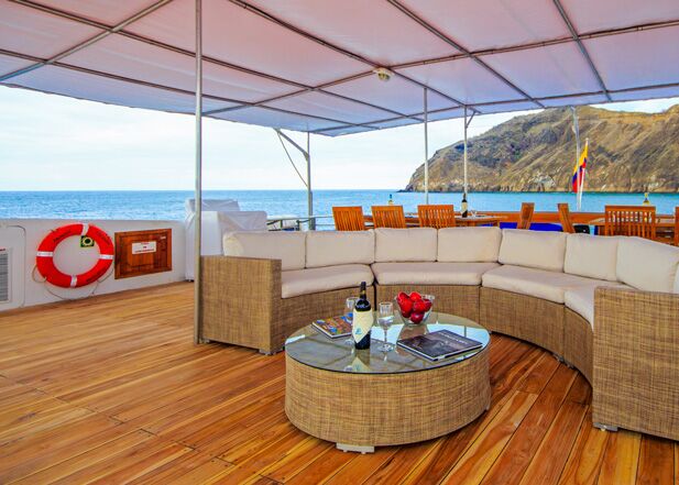 Auf dem großzügigen Deck gibt es eine Lounge