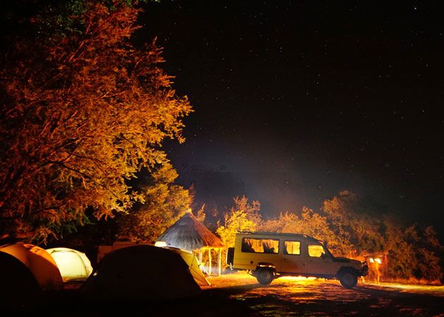 Safari-Abendstimmung im Wildnis-Camp inmitten des South Luangwa Nationalpark