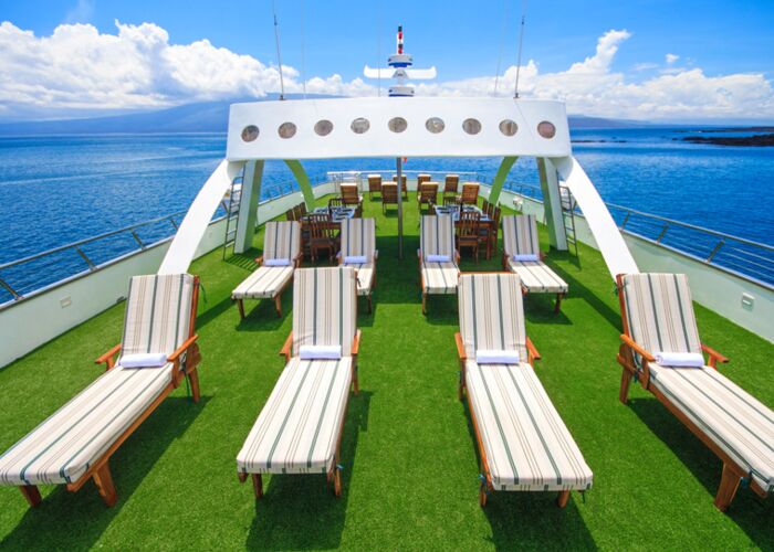 Auf der Solarisyacht kann man auf dem weitläufigen Sonnendeck entspannen