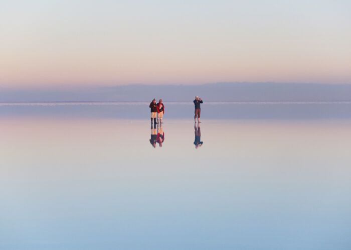 In der Reisezeit Frühling und Herbst ist der Salar de Uyuni mit Wasser gefüllt