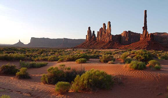 Auf unserer USA Trekkingreise haben wir unzählige tolle Möglichkeiten, die Felsen im Monument Valley zu fotografieren.