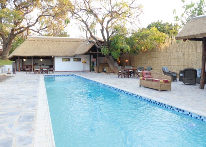 Die Safari durch Zambia startet in unserer Lodge in Lusaka mit Übernachtung und gutem Essen