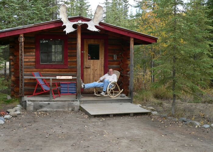 Blockhütte in der Wildnis Alaskas mit Bärenboebachtung