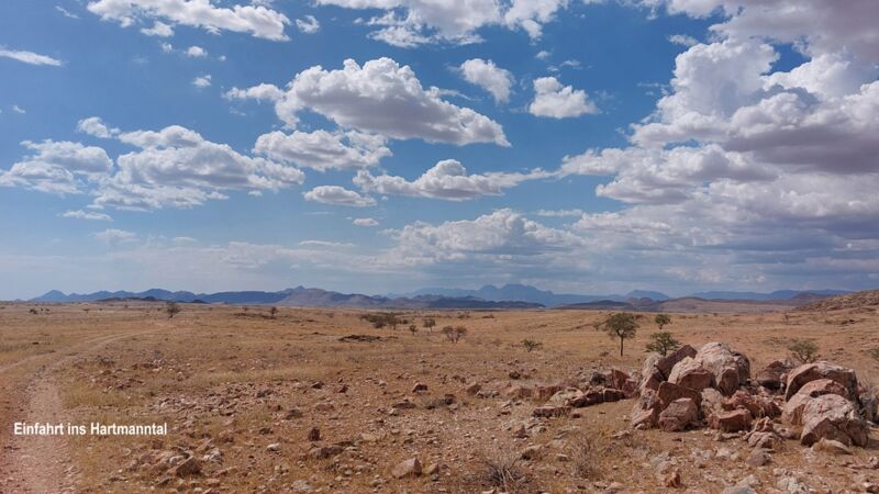 Tolle Wolkenstimmung bei der Einfahrt ins Hartmanntal in Namibia