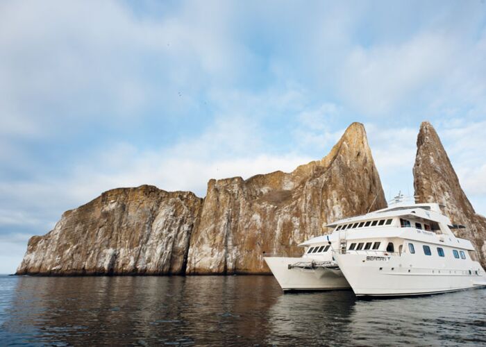 16 Passagiere passen auf den Katamaran Seaman Journey