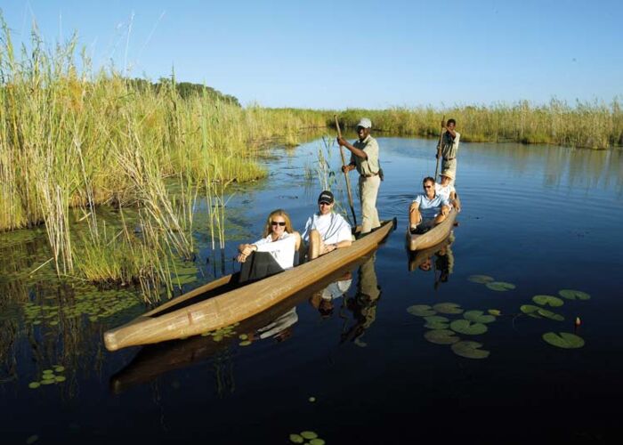 Wir fahren mit einheimischen Guides und Mokoros durch das Okavango Delta