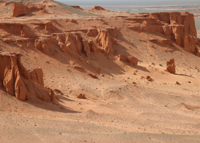 Während unserer Wanderreise in der Mongolei besuchen wir auch die bekannten "glühenden Felsen".