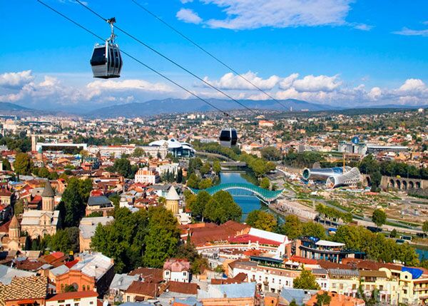 Mit der Seilbahn über die Hauptstadt Georgiens Tiflis