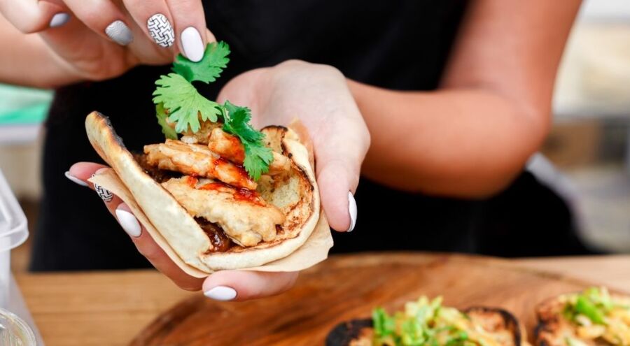 Tortilla mit Fleisch, Fisch und Salat
