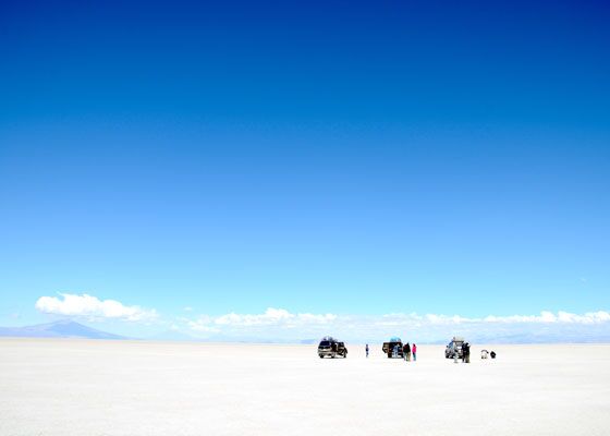 Über die Uyuni-Wüste fahren wir mit Allradfahrzeugen