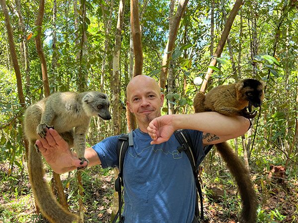 Manche Lemuren sind nicht scheu und setzen sich sogar auf meinen Arm während unserem Besuch in einem Nationalpark in Madagaskar.