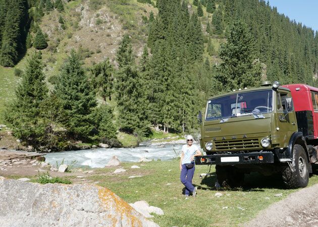 Auf den unwegsamen Straßen in Kirgistan ist man am besten mit einem Allrad-Truck unterwegs