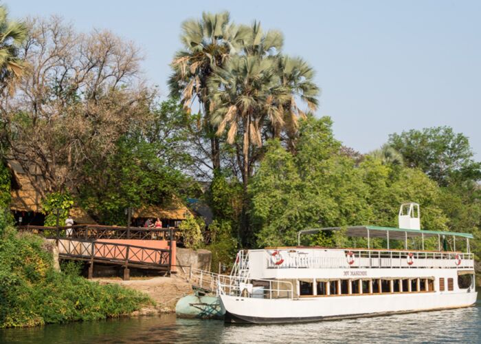 Bei der Kleingruppenreise durch Sambia unternehmen wir eine Bootstour auf dem Lower Zambezi