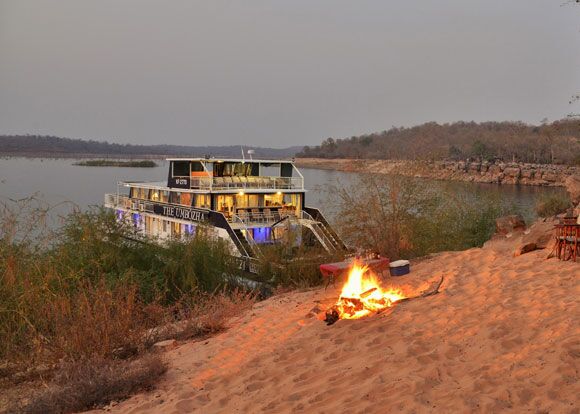 Das Hausboot hält am Strand zum Abendessen