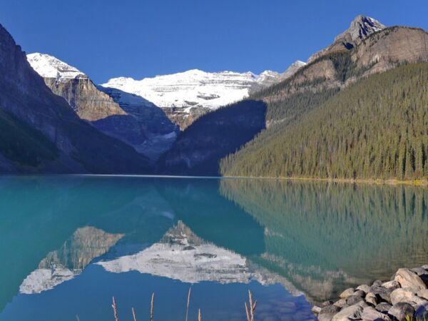 Der Lake Louise liegt im Banff Nationalpark in Alberta