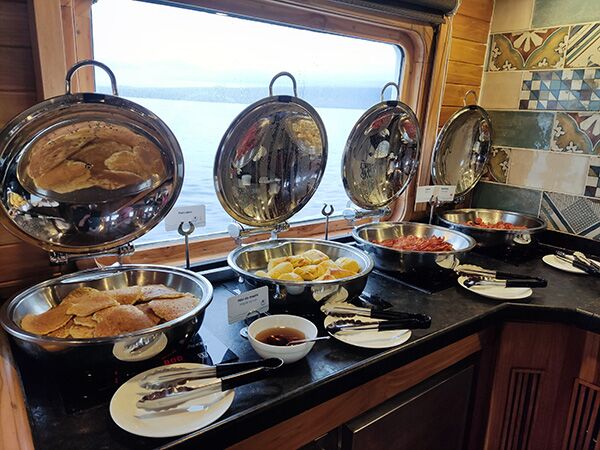 Das Buffet auf unserem Schiff ist immer reichhaltig und sehr lecker während unserer Kreuzfahrt auf den Galapagos Inseln.