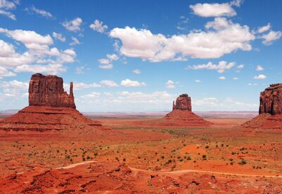 Auf unserer USA Trekking Reise erleben wir tolle Blicke auf die berühmten Tafelberge aus Sandstein im Monument Valley.
