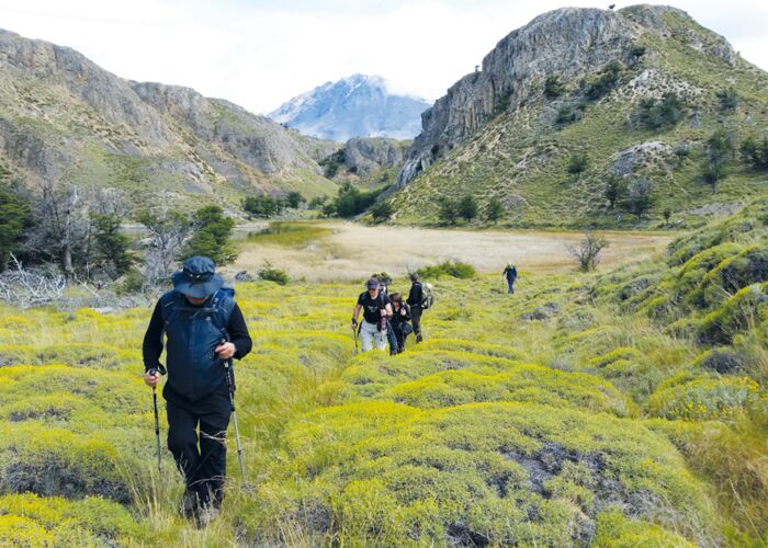 Ein ortskundiger Wanderführer begleitet uns durch die Wildnis Patagoniens
