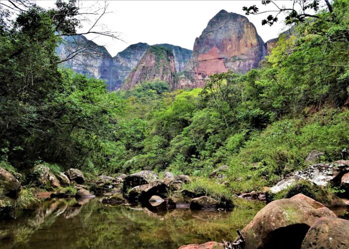 Rote Felsformationen beim Trekking durch den Amboro Nationalpark