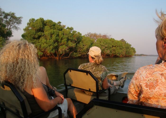 Tierbeobachtung der Büffelherden vom Boot aus im Buffalo & Kwando Core