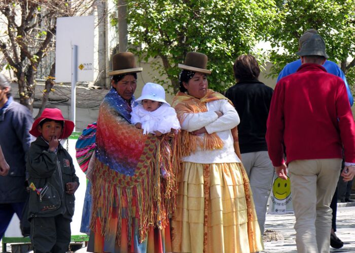 Die Cholitas tragen noch traditionelle Trachten in Bolivien