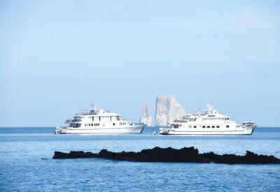 Die beiden Schiffe während der Kreuzfahrt auf die Galapagos Inseln