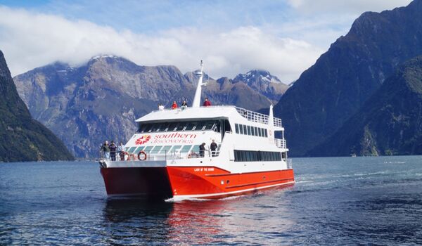 Tagesausflug mit dem Boot durch Neuseelands Fjorde