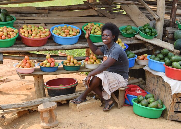 Bei der Uganda Safari verpflegen wir uns mit frischem Obst von lokalen Markthändlern