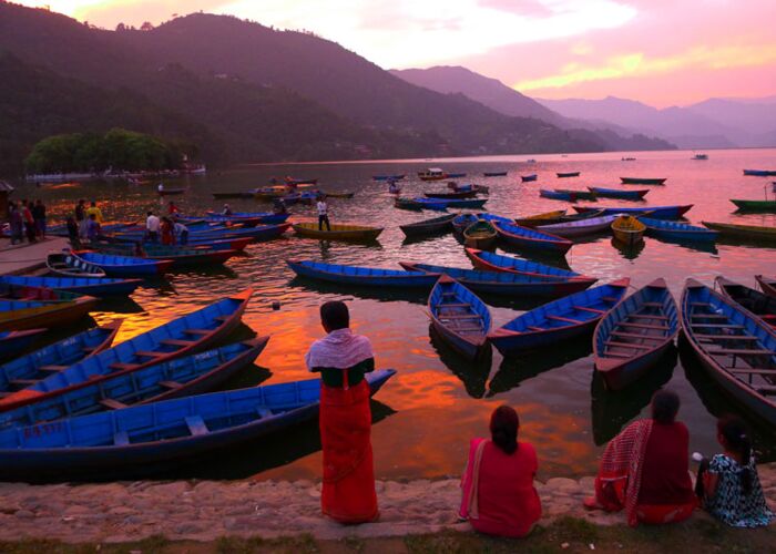 Bootsfahrt in der Abendstimmung auf dem Phewa See in Nepal
