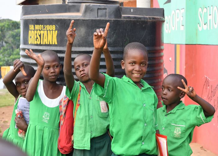 Die Kinder Ugandas begrüßen uns freundlich auf der Gruppenreise durch Uganda