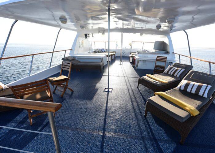 Großzügiger Entspannungsbereich an Deck des Coral II Schiffes