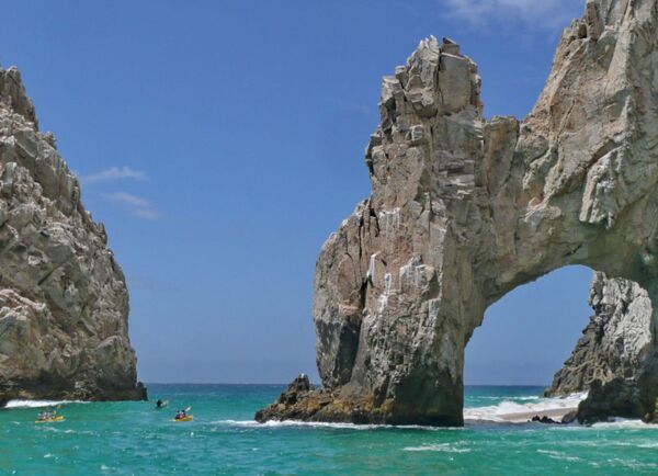 Wir unternehmen einen Bootsausflug um die Arch am Lands End bei Los Cabos