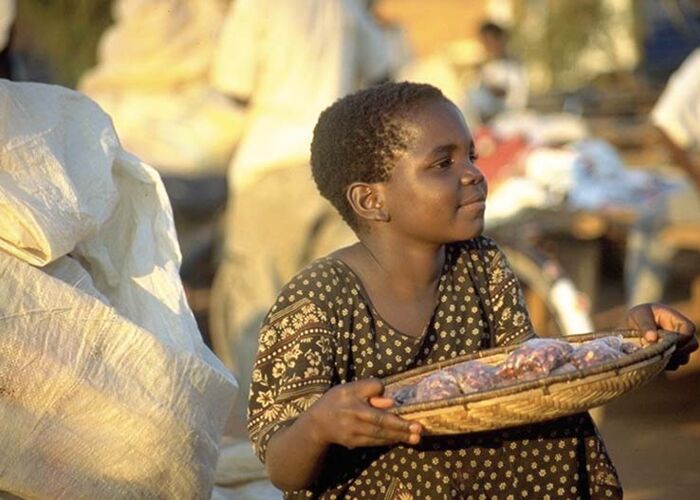 Familien vom Land verkaufen Ihre Produkte auf dem Markt in Zambia