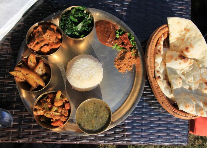 Auf der Nepal Reise wird sicher jeder Gast einmal Dal Bhat essen