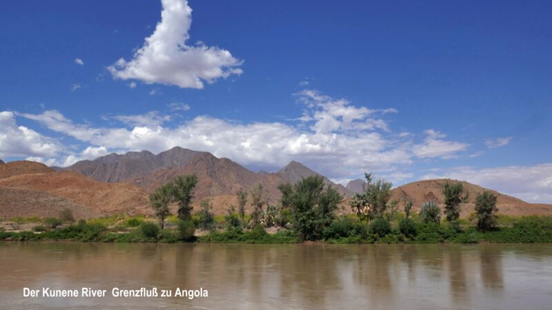 Der Kunene Fluss in Namibia ist ein Grenzfluss zu Angola