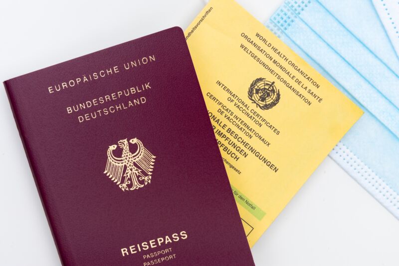 Die Mitnahme des Reisepasses und Impfausweises ist ein wichtiger Punkt bei der Erstellung der Packliste.