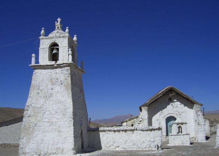 Kirchen am Straßenrand bei der Durchfahrt durch das hohe Altiplano