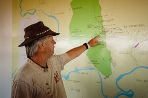 Unser Reiseleiter Eckhard Fella erklärt den Aufbau des Nationalparks La Macarena