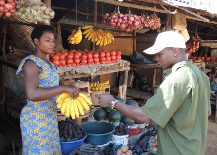 Bei der Uganda-Reise essen wir viel lokales Obst und Gemüse vom Markt