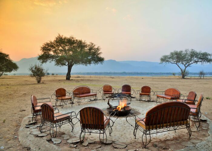 Sundowner am Lagerfeuer in der Lodge im Mana Pools Nationalpark
