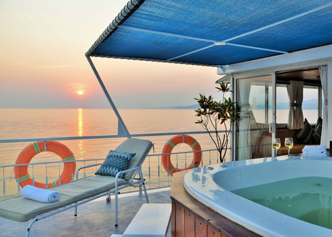 Zur Entspannung nach einem Safaritag lädt der kleine Pool an Deck ein