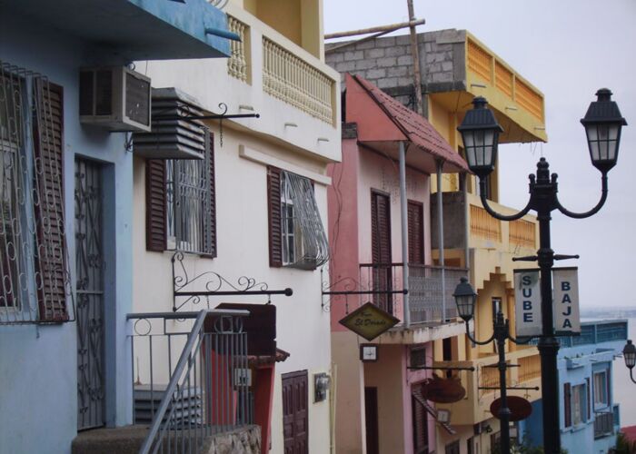 Die Altstadt der Ecuadorianischen Hauptstadt mit bunten und kolonialen Bauten.