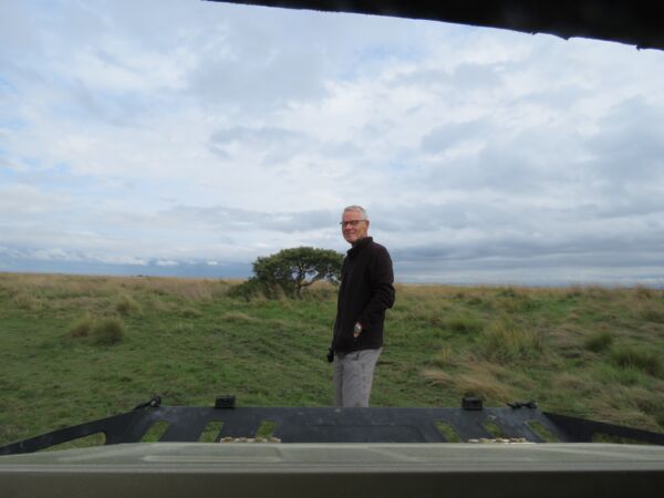 Der Reiseleiter Thomas posiert vor der endlosen Weite der Liuwa Plains Nationalpark in Sambia