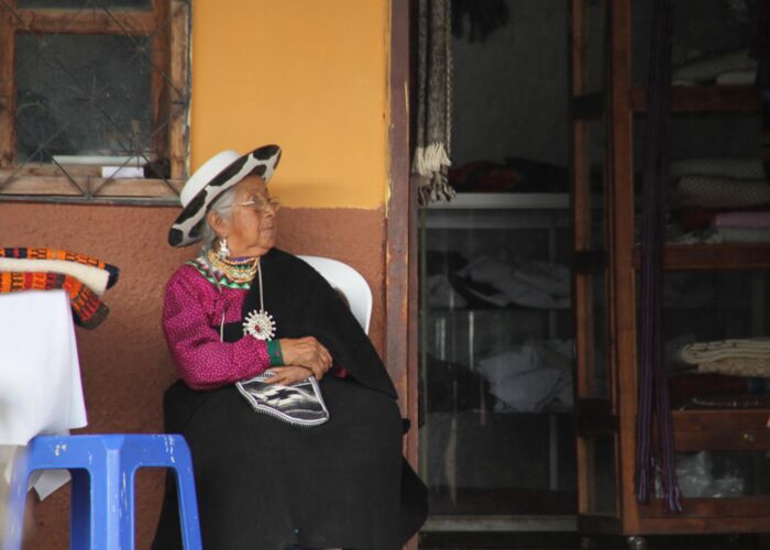 Ecuadorianische Frauen stellen viele Souvenirs aus Wolle her