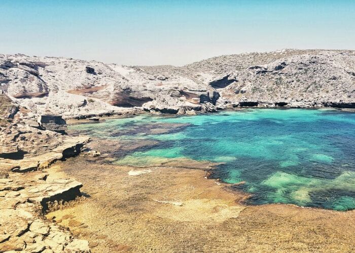 Auf unserer Reise durch Westaustralien erleben wir wunderschönes türkisblaues Wasser.